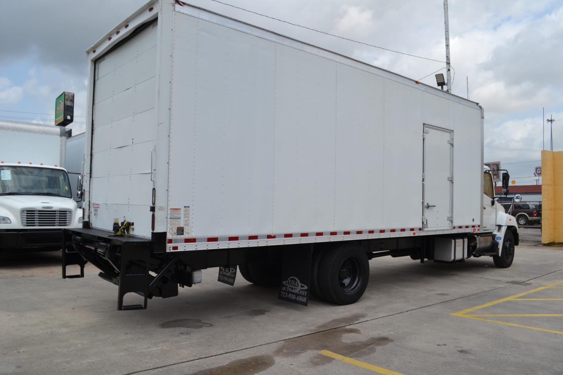 2016 WHITE /BLACK HINO 268 with an JO8E-VC 7.7L 220HP engine, ALLISON 2500RDS AUTOMATIC transmission, located at 9172 North Fwy, Houston, TX, 77037, (713) 910-6868, 29.887470, -95.411903 - 25,950LB GVWR NON CDL, MORGAN 26FT BOX, 109" X102", MAXON 3,300LB CAPACITY STEEL LIFT GATE, DUAL 50 GALLON FUEL TANKS, POWER WINDOWS, LOCKS, & MIRROS - Photo #4